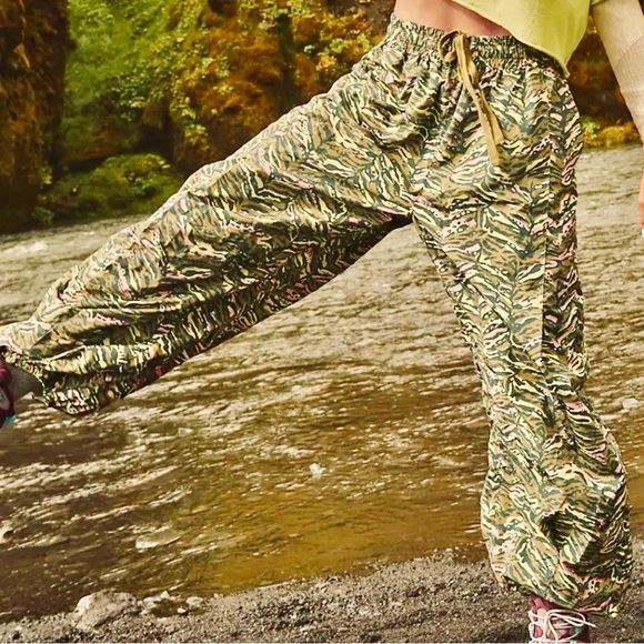 FP Movement by Free People Pants - FREE PEOPLE MOVEMENT GREEN ZEPHYR
PRINTED PANT Small/ M stretch NWOT